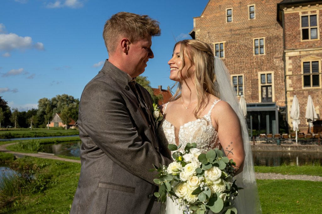 Hochzeit im Schloss Raesfeld – Braut & Bräutigam
